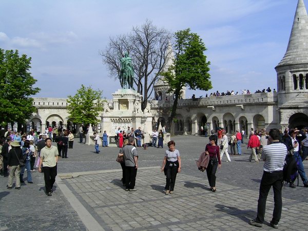 In piata Matthias, se observa bastionul pescarului - Budapesta