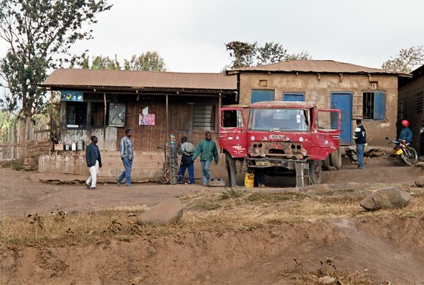 La poalele muntelui Kilimanjaro, mergand spre Moshi (Tanzania)