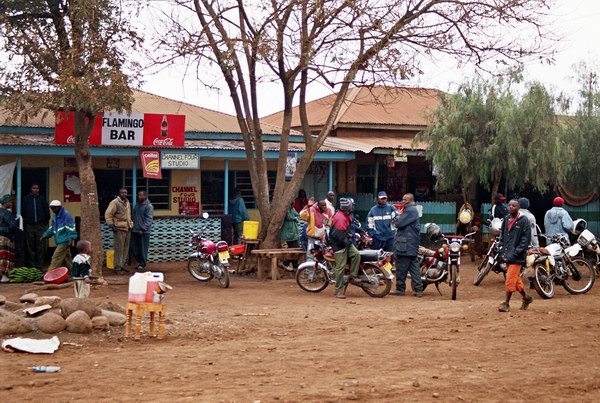 La poalele muntelui Kilimanjaro, in satul Tarakia, mergand spre Nalemoru, Tanzania