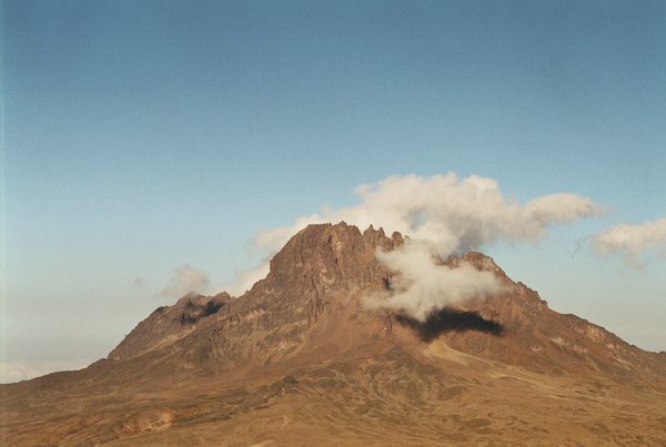 La Kibo Hut (4700 m), vedere spre masivul Mawenzi (5149 m)