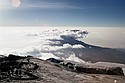 Pe varful Uhuru (5895 m), masivul Kibo, parcul national Kilimanjaro, Tanzania; vedere inspre Mawenzi